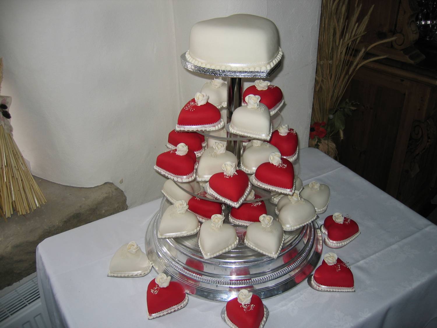 Свадебный торт красно белый с капкейками