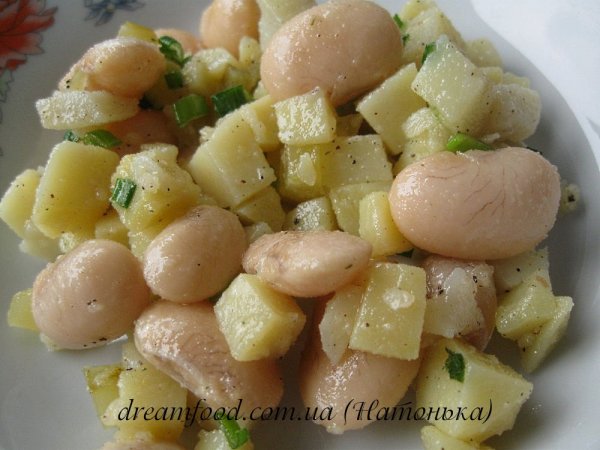 Салат з картоплі, квашених огірків та квасолі