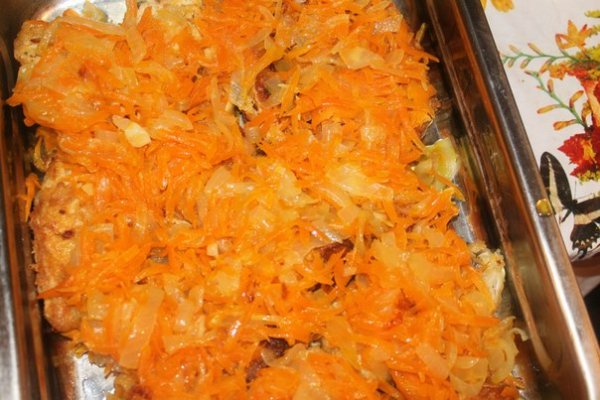 Риба запечена з морквою і цибулею у сметанному соусі