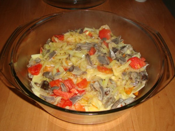 Картопля з курячими шлунками і овочами