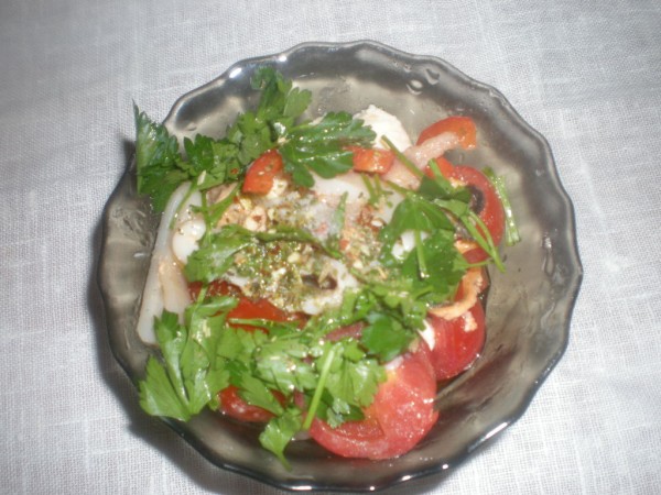 Салат з морепродуктами, моцарелою та болгарським перцем