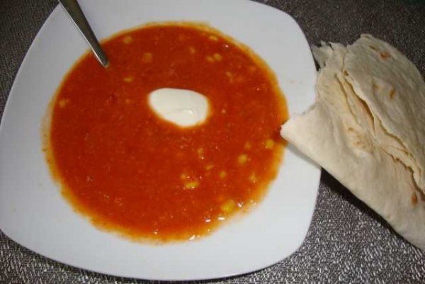 Суп з помідорами і кукурудзою
