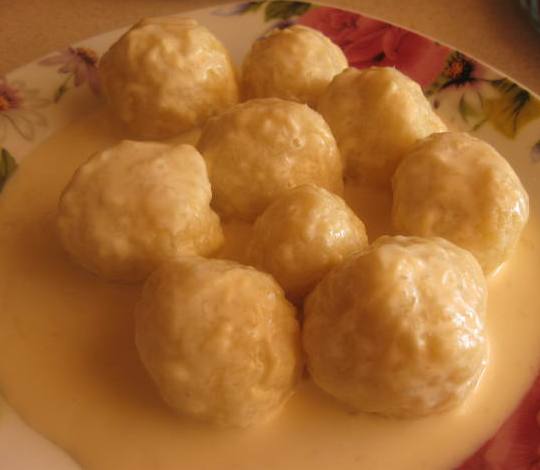 Картопляні кульки під сирним соусом