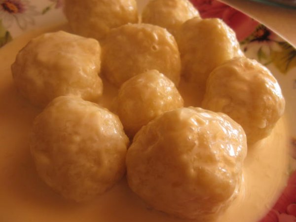 Картопляні кульки під сирним соусом