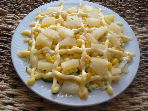Салат Дамський з ананасами і куркою