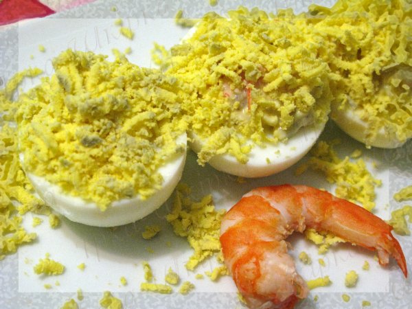 Яйця Мімоза  (фаршировані креветками)